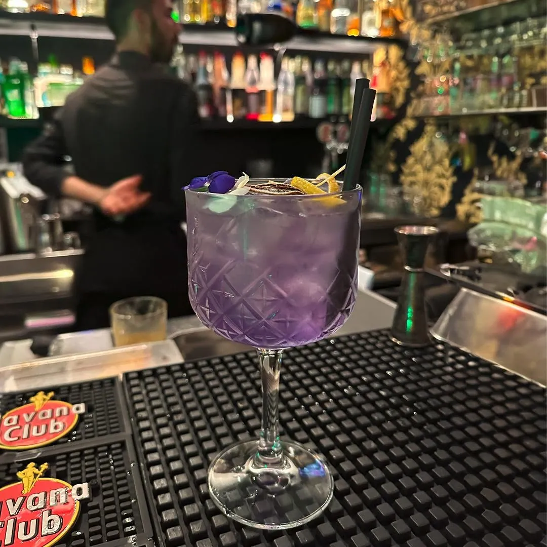 Il bancone del Violet visto dal lato dei clienti