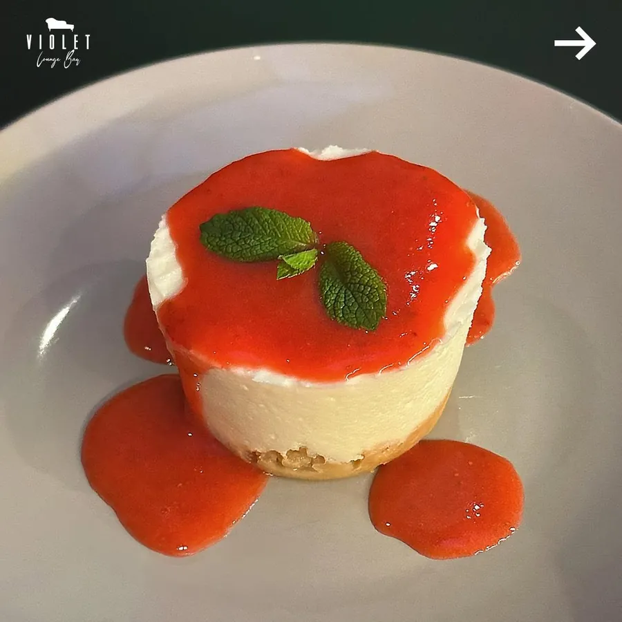 Cheesecake con salsa ai frutti rossi e menta