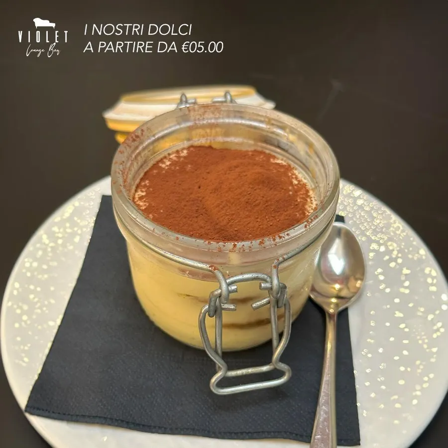 Tiramisù servito nel vasetto di vetro