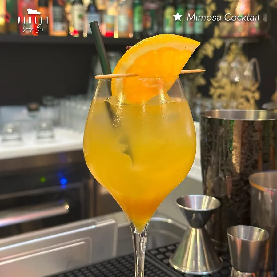 Mimosa cocktail con fetta d'arancia