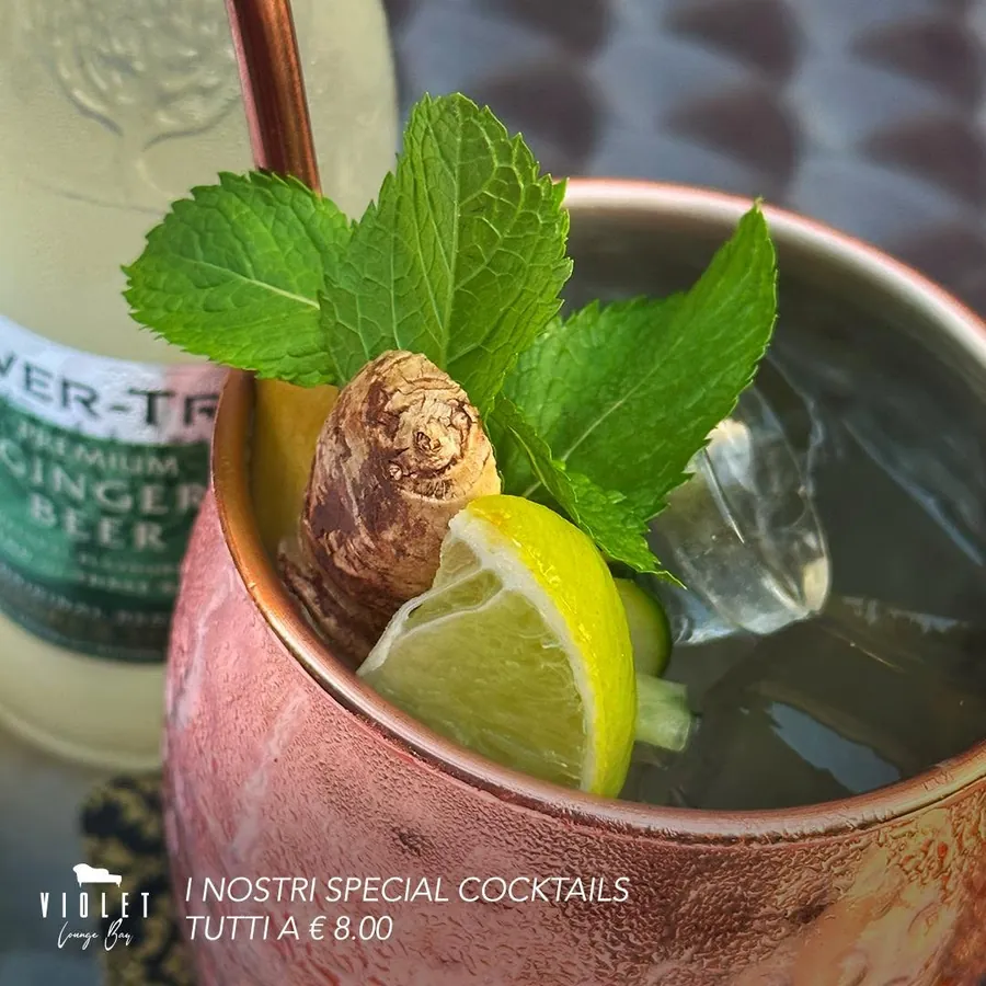 Moscow Mule nel bicchiere di rame con zenzero, lime e menta
