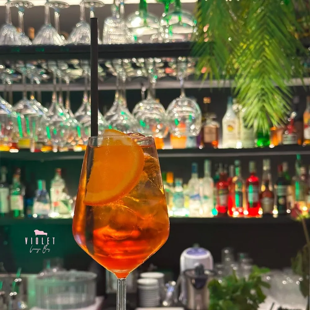 Spritz davanti alla vetrina delle bottiglie